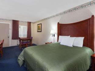 Travelodge By Wyndham Orange County Airport/ Коста-Меса Номер фото