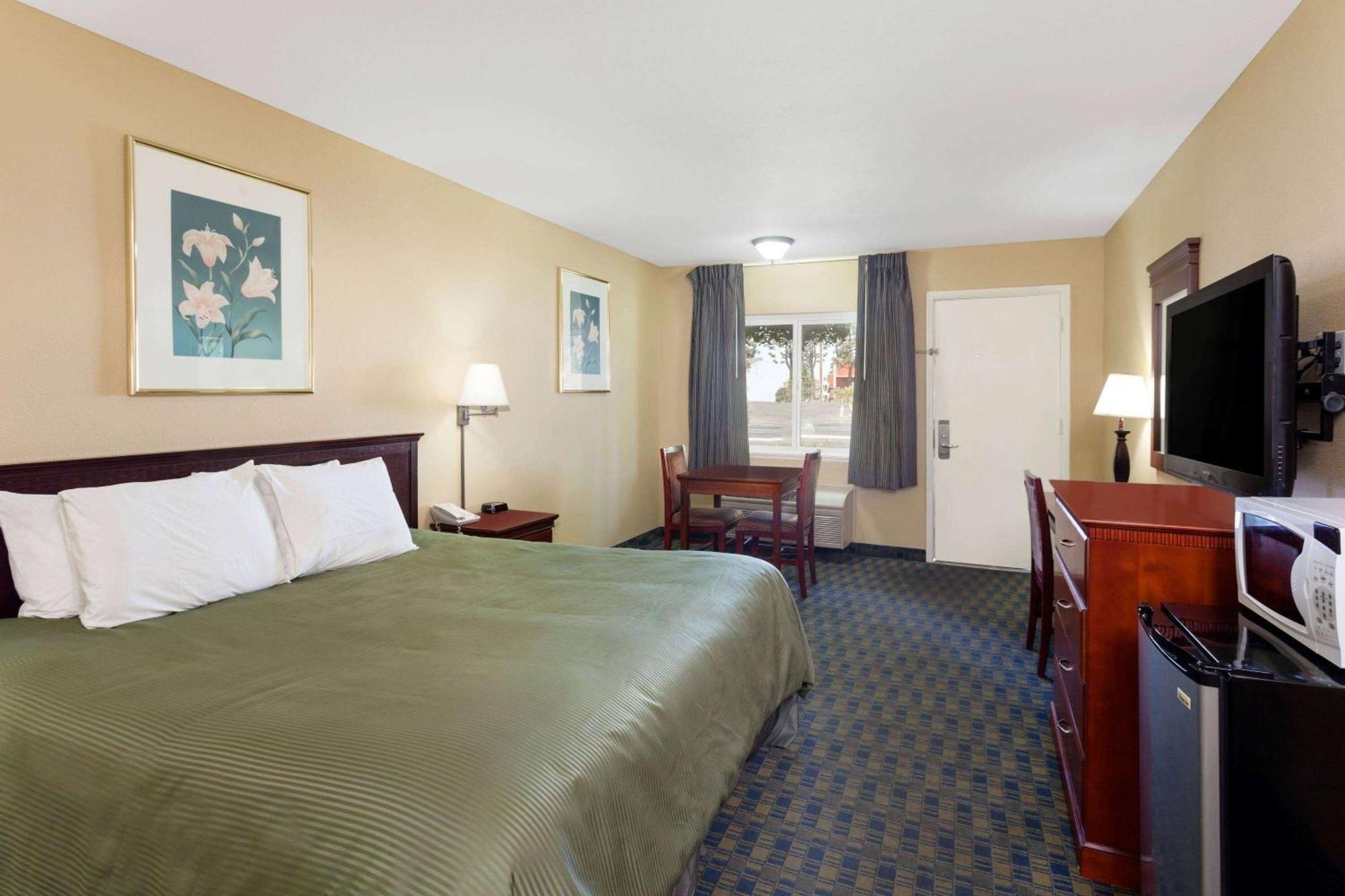 Travelodge By Wyndham Orange County Airport/ Коста-Меса Екстер'єр фото