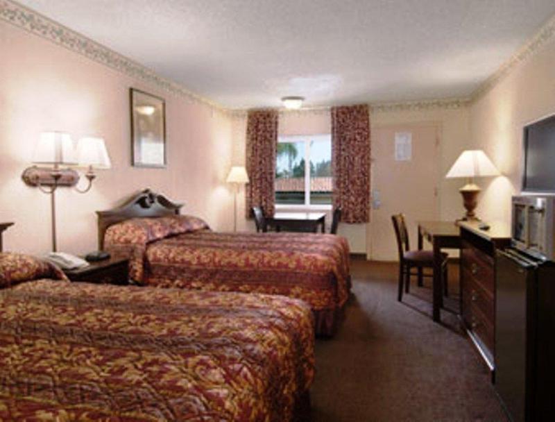 Travelodge By Wyndham Orange County Airport/ Коста-Меса Екстер'єр фото