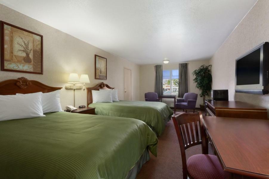 Travelodge By Wyndham Orange County Airport/ Коста-Меса Екстер'єр фото